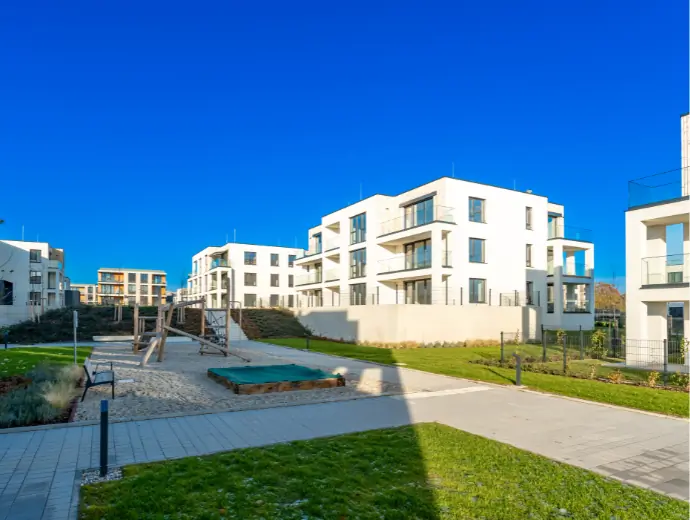 Complexe résidentiel moderne avec aire de jeux par une journée ensoleillée