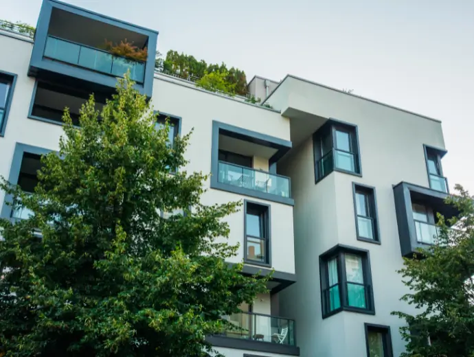 Immeuble d'appartements à façade blanche
