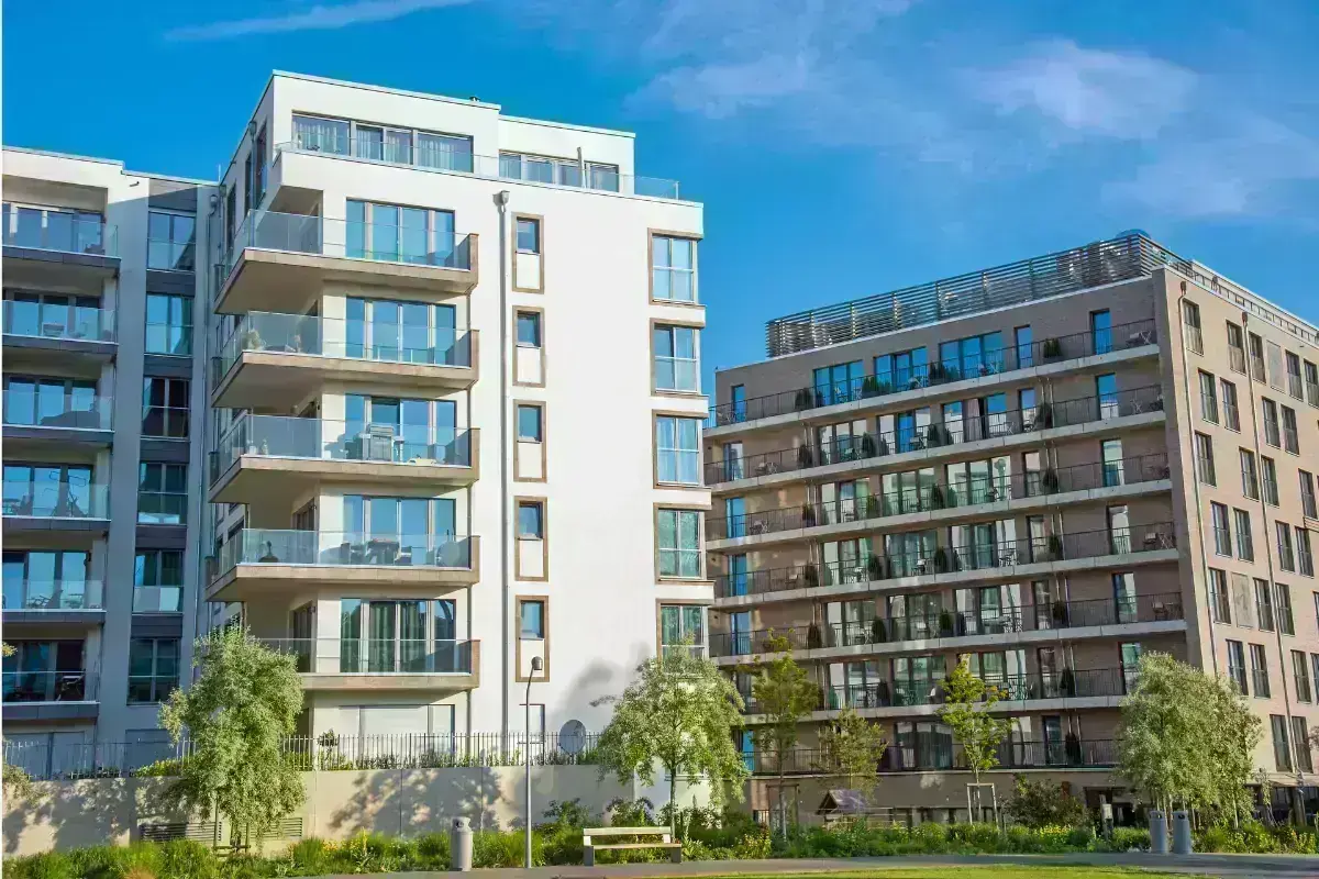 Quel est le prix moyen d'un appartement neuf trois pièces à Paris intra-muros ?