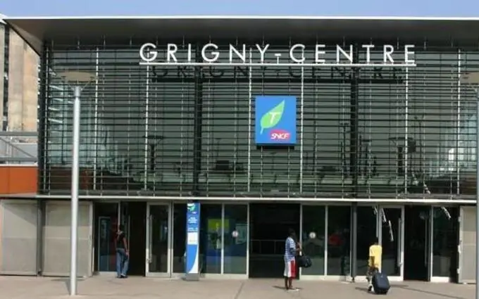 Les allées de la ferme à Grigny
