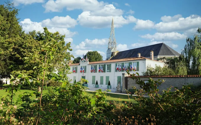 Domaine parc et canal à Marans