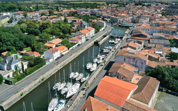 Domaine parc et canal à Marans