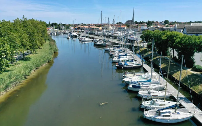 Domaine parc et canal à Marans