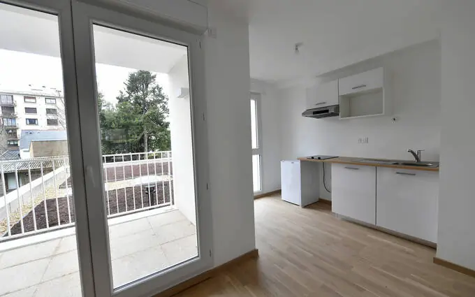 Nantes quartier Hauts Pavés au pied du tramway à Nantes