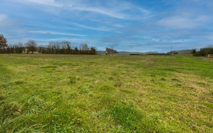 Terrain à bâtir à Berbiguières à Berbiguières (24220)