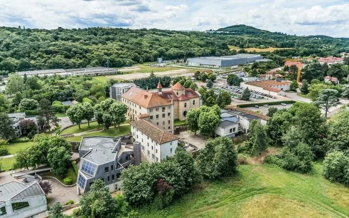 LA COUR DES LYS à La Verpillière