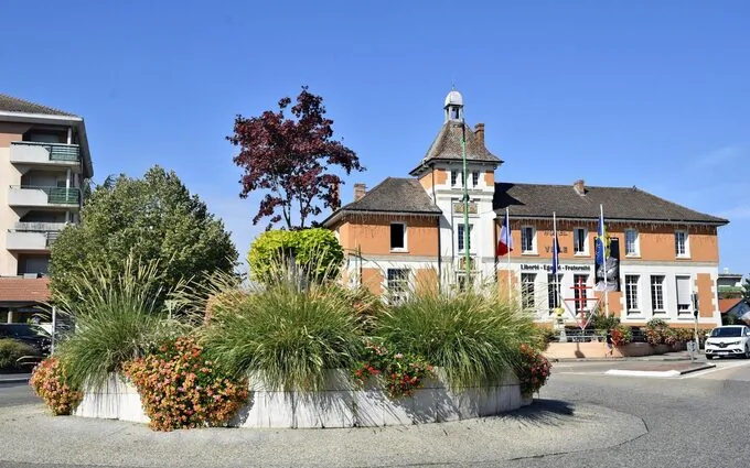 LA COUR DES LYS à La Verpillière