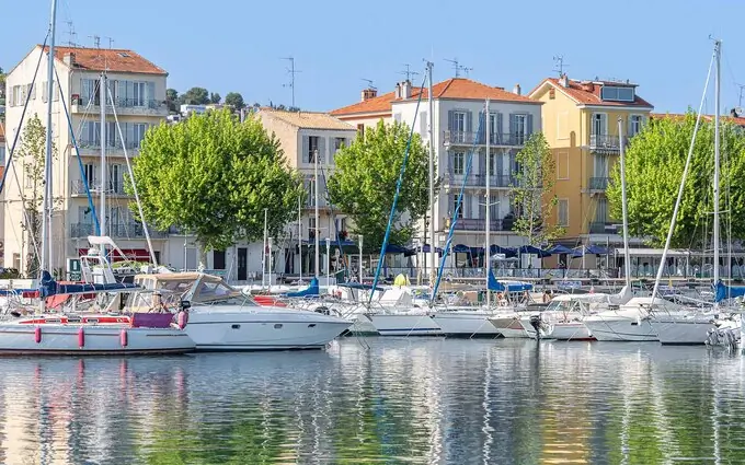 Golfe Juan. Résidence piscine. A 5 mn des plages à Vallauris